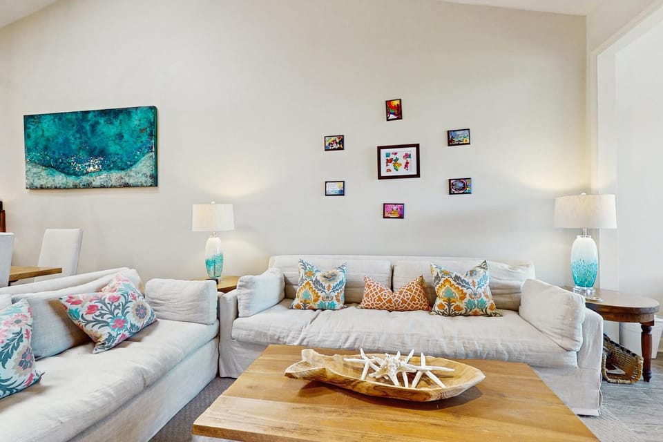 Perfectly located home with open layout, smart TVs, W&D & pools! House in Miramar Beach
