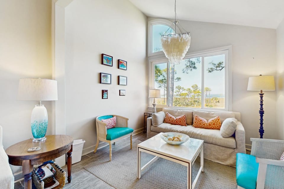 Perfectly located home with open layout, smart TVs, W&D & pools! House in Miramar Beach