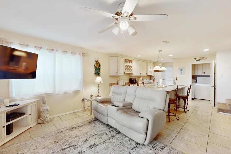 Dog-friendly beachfront townhouse with balcony 2 bikes W&D House in Inlet Beach