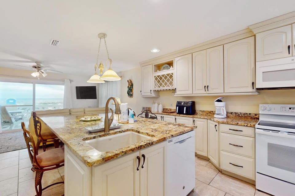 Dog-friendly beachfront townhouse with balcony 2 bikes W&D House in Inlet Beach
