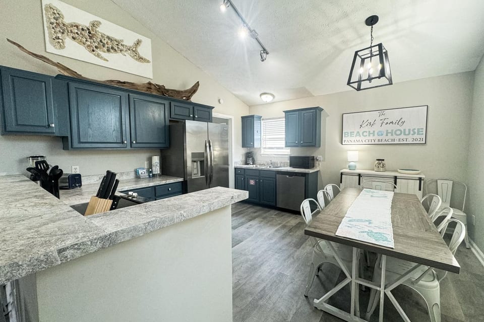 Elegant seaside residence with expansive living areas and nearby beach access House in Panama City Beach