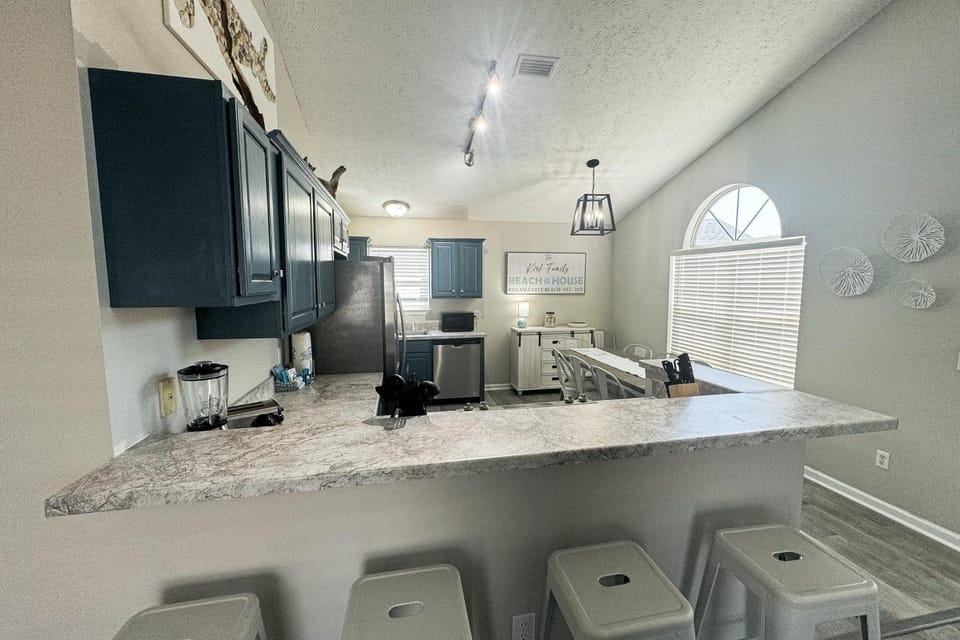 Elegant seaside residence with expansive living areas and nearby beach access House in Panama City Beach
