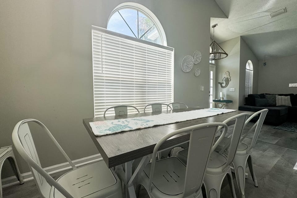 Elegant seaside residence with expansive living areas and nearby beach access House in Panama City Beach