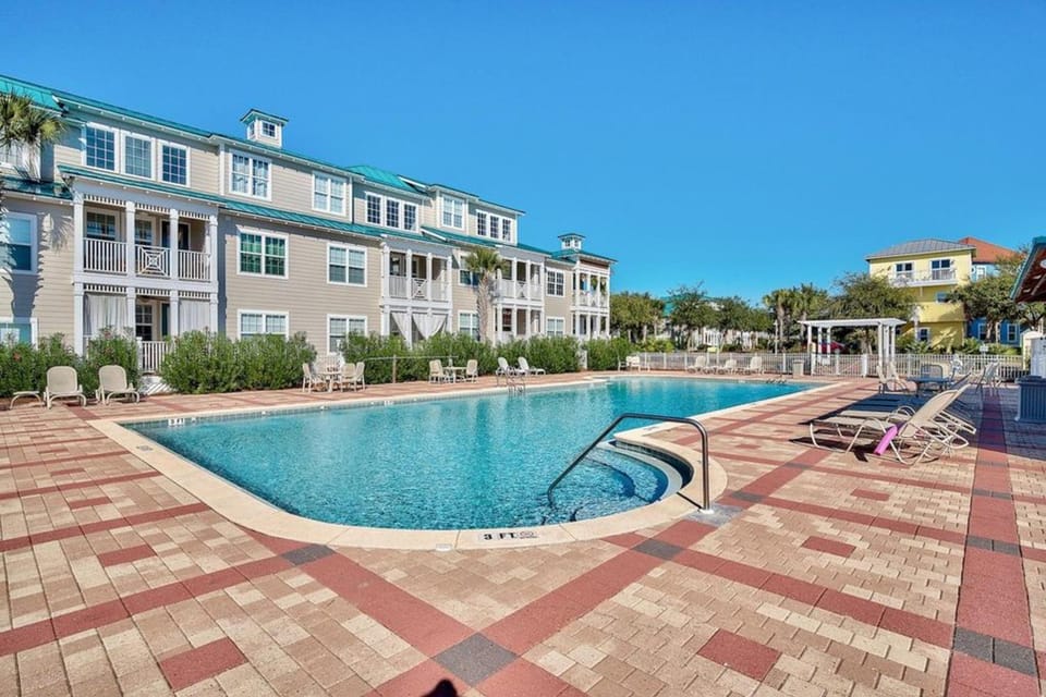 Gorgeous private coastal home with a shared pool fitness room House in South Walton County
