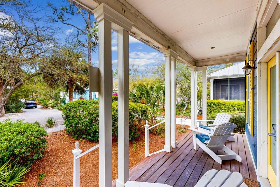 Colorful house near the beach with shared swimming pool House in Seagrove Beach