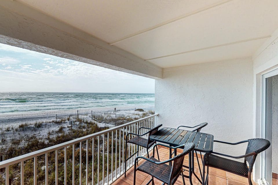 Charming gulf-front 2nd floor condo in South Walton Outdoor showers on-site House in South Walton County