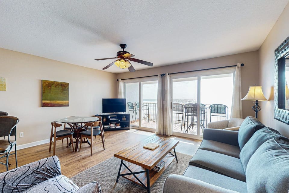 Charming gulf-front 2nd floor condo in South Walton Outdoor showers on-site House in South Walton County