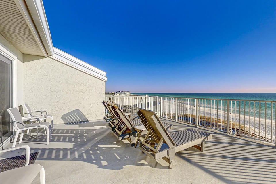 Fourth floor oceanfront condo with pool access ocean views and washer&dryer House in South Walton County