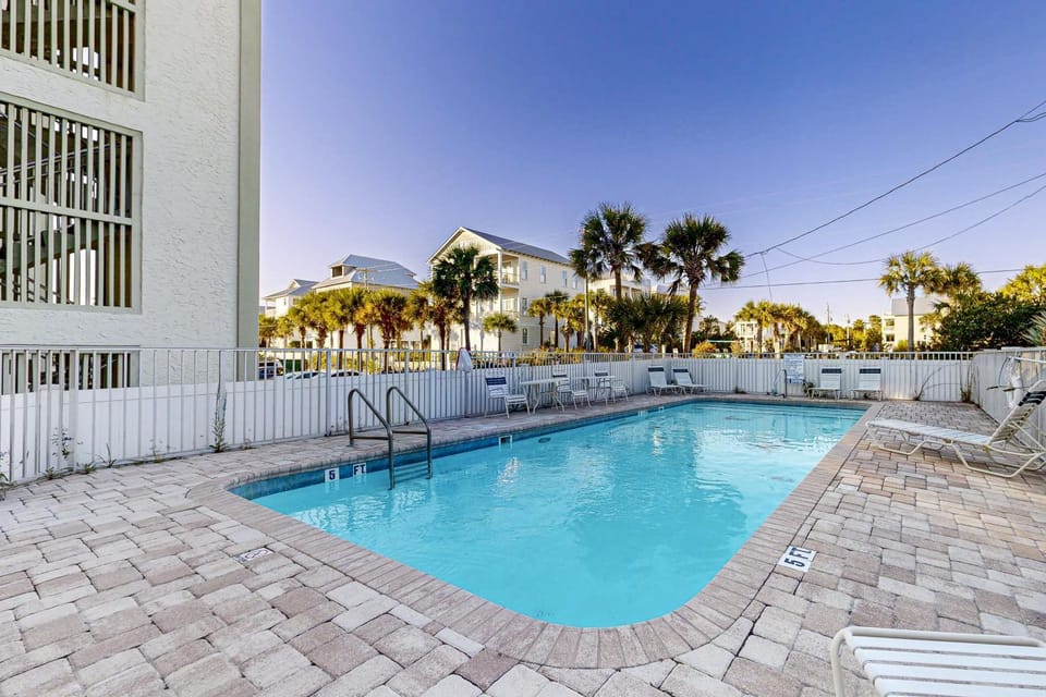 Fourth floor oceanfront condo with pool access ocean views and washer&dryer House in South Walton County