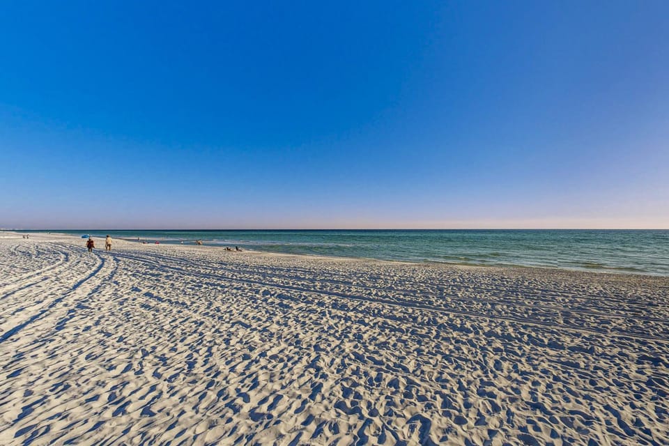 Fourth floor oceanfront condo with pool access ocean views and washer&dryer House in South Walton County