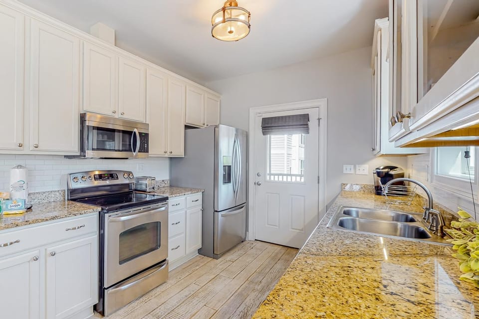 Charming home with enclosed sunroom porch central AC & W&D - near beach House in South Walton County