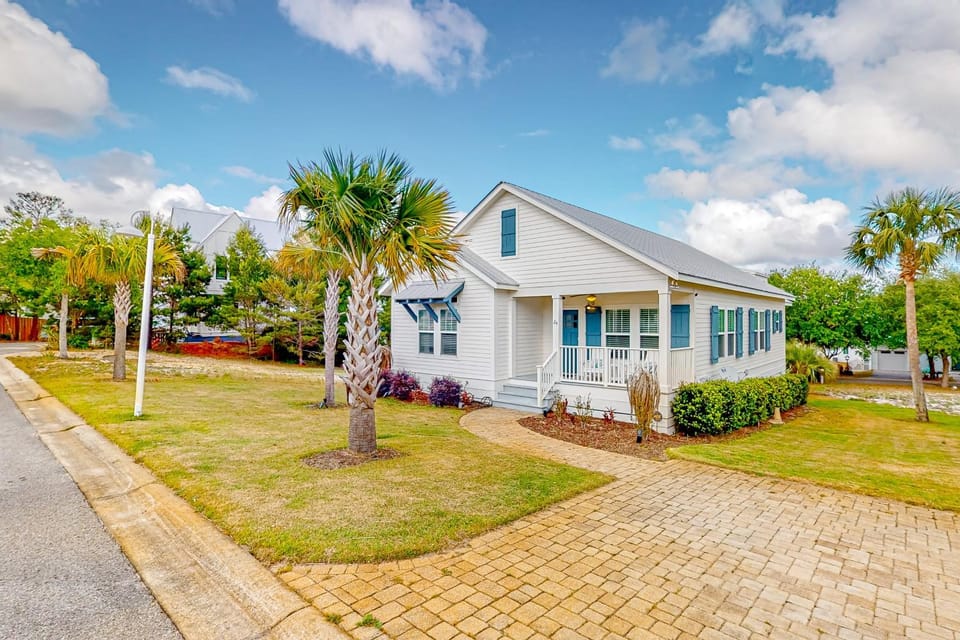 Charming home with enclosed sunroom porch central AC & W&D - near beach House in South Walton County
