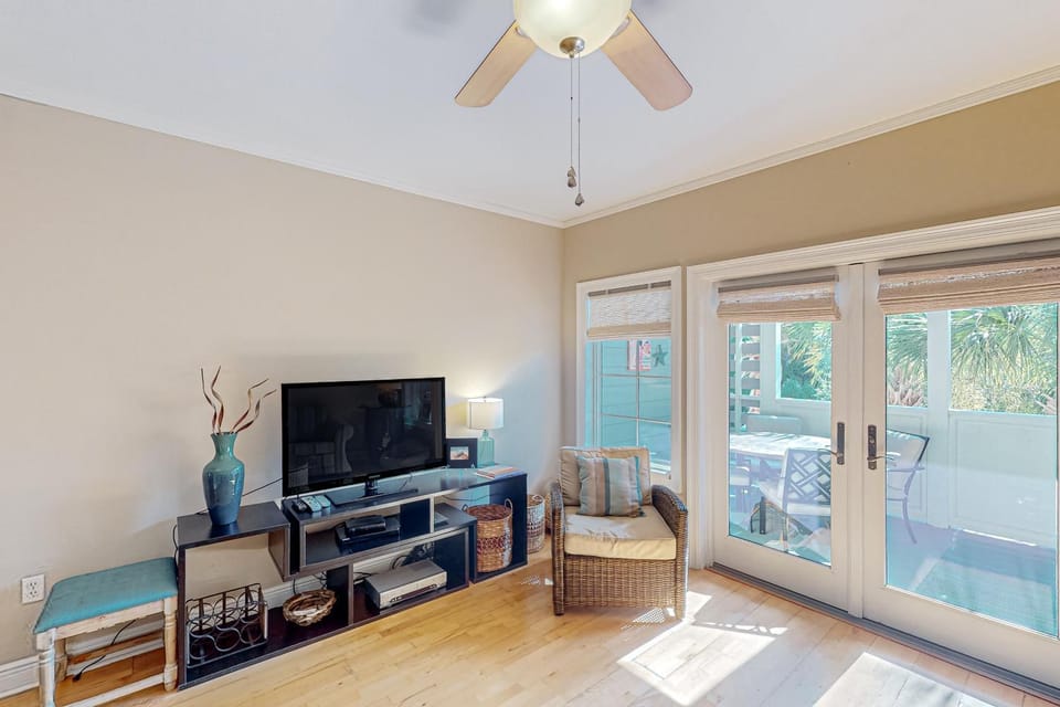 2nd-floor condo near beach with outdoor pool tennis balcony washer&dryer AC House in South Walton County