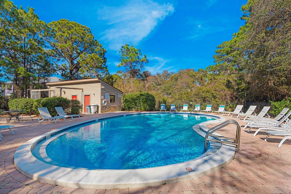 2nd-floor condo near beach with outdoor pool tennis balcony washer&dryer AC House in South Walton County