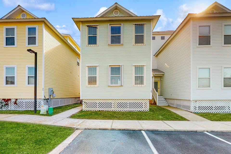 Spacious Seabreeze Trail home with gulf views & shared pool - short walk to beach House in Seacrest