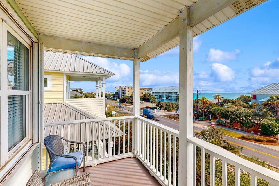 Spacious Seabreeze Trail home with gulf views & shared pool - short walk to beach House in Seacrest