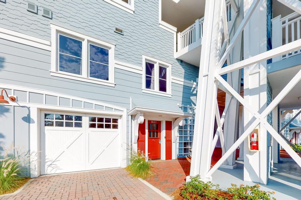 Gorgeous updated condo with balconies pool & great location near 30A House in South Walton County