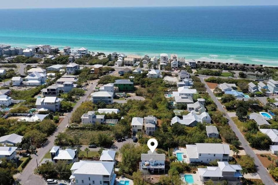 Bright coastal getaway with plenty of room and simple beach entry House in Seacrest