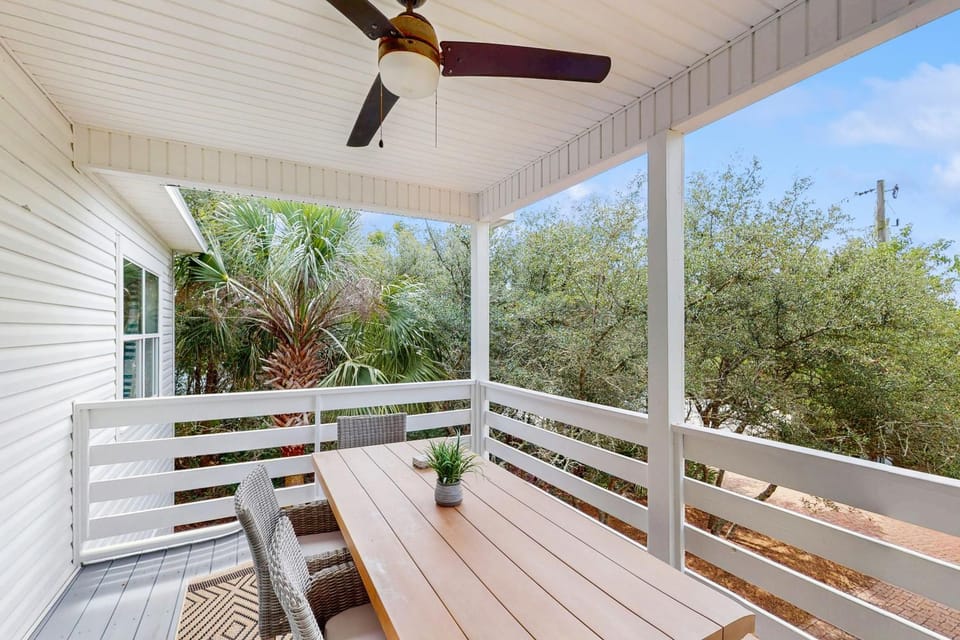 Bright coastal getaway with plenty of room and simple beach entry House in Seacrest