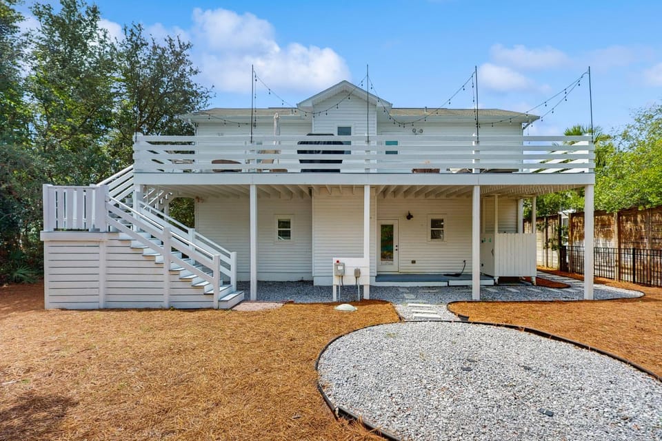 Bright coastal getaway with plenty of room and simple beach entry House in Seacrest