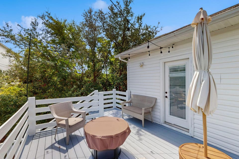 Bright coastal getaway with plenty of room and simple beach entry House in Seacrest