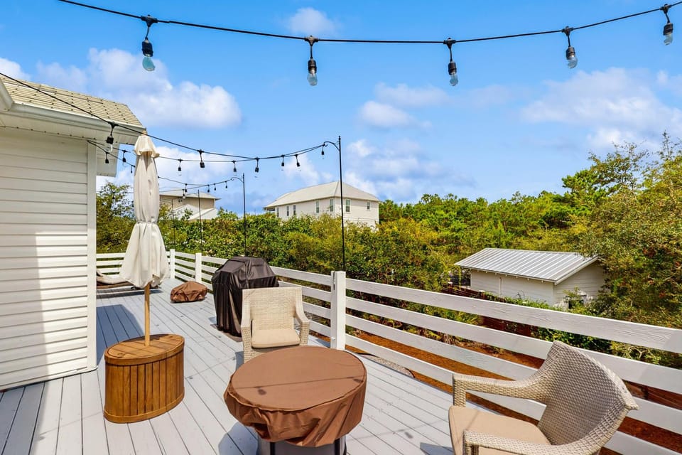 Bright coastal getaway with plenty of room and simple beach entry House in Seacrest