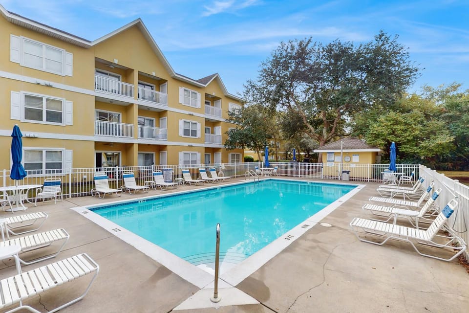 Pool-view condo with private balcony washer and dryer Wifi House in South Walton County
