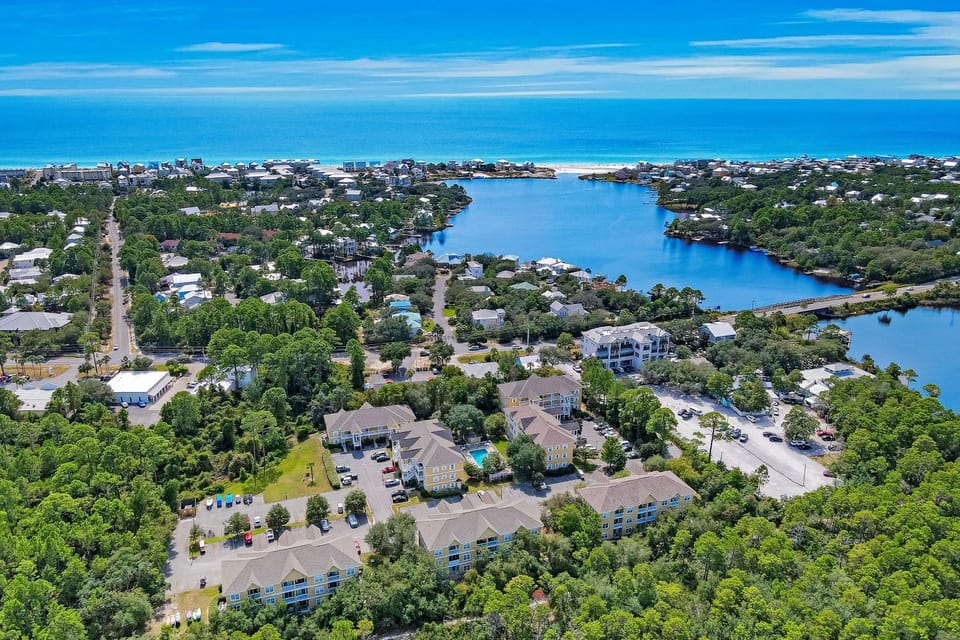 Pool-view condo with private balcony washer and dryer Wifi House in South Walton County