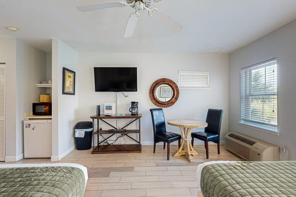 Comfortable condo with kitchenette community pools & hot tub - walk to the beach Apartment in South Walton County