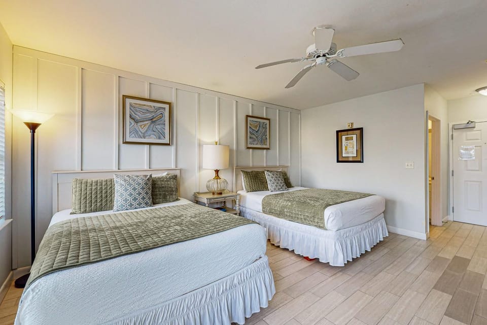 Comfortable condo with kitchenette community pools & hot tub - walk to the beach Apartment in South Walton County