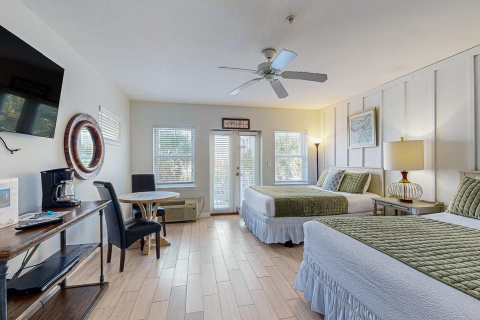 Comfortable condo with kitchenette community pools & hot tub - walk to the beach Apartment in South Walton County