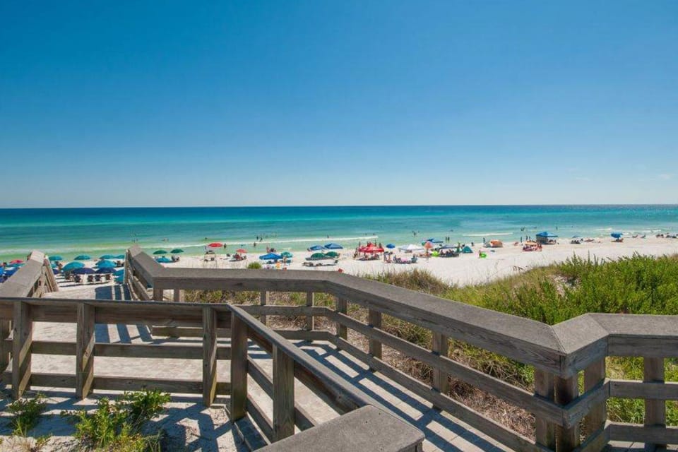 Inviting coastal property with spacious design and effortless beach access House in South Walton County