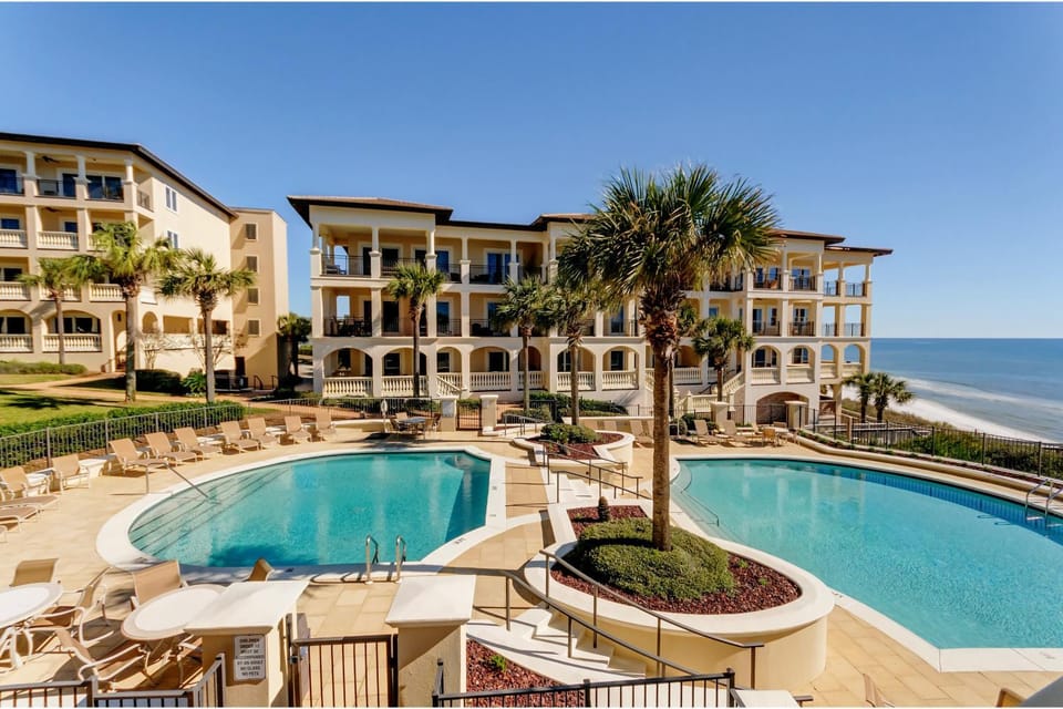 Charming Gulf front condo with courtyard pool access & full gulf view House in South Walton County