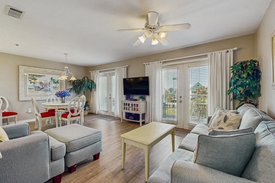 Bright Santa Rosa Beach Villa with community pools & hot tub - Next to Gulf House in South Walton County