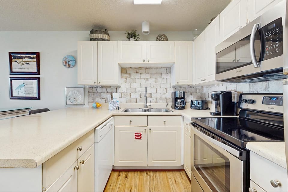 Fourth-floor Caribbean corner condo with ocean views pool & hot tub House in South Walton County