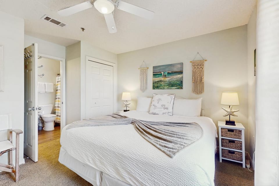Fourth-floor Caribbean corner condo with ocean views pool & hot tub House in South Walton County