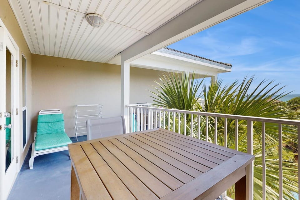 Fourth-floor Caribbean corner condo with ocean views pool & hot tub House in South Walton County