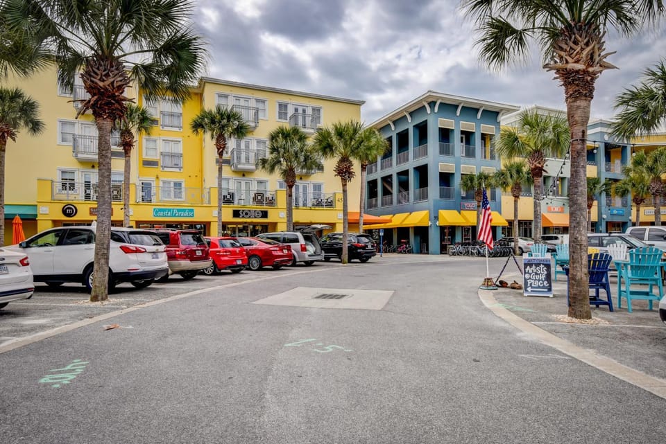 Beautiful condo with balcony view community pools & hot tub House in South Walton County