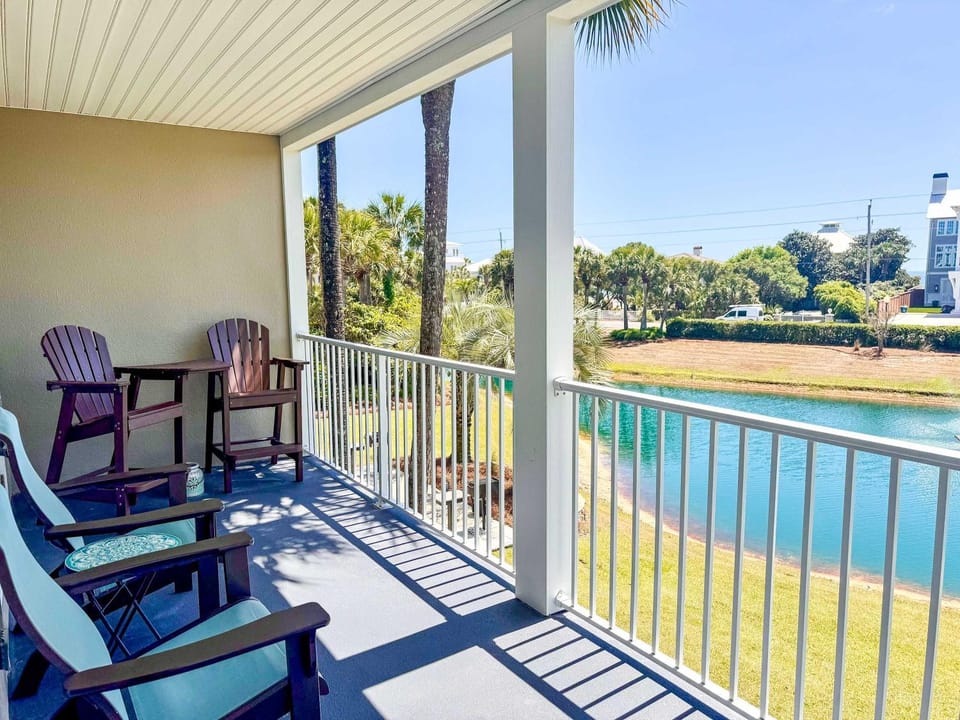 Beautiful condo with balcony view community pools & hot tub House in South Walton County