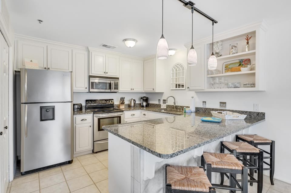 Beautiful condo with balcony view community pools & hot tub House in South Walton County