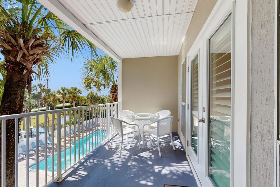 Bright open 3rd-floor condo with pool views from private balcony - next to beach House in South Walton County
