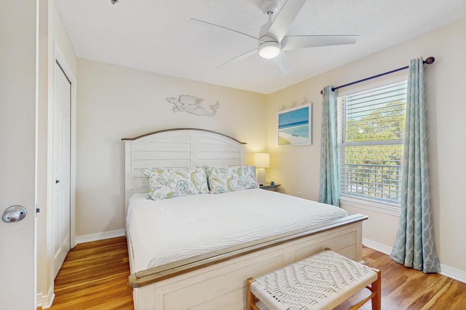 Bright open 3rd-floor condo with pool views from private balcony - next to beach House in South Walton County