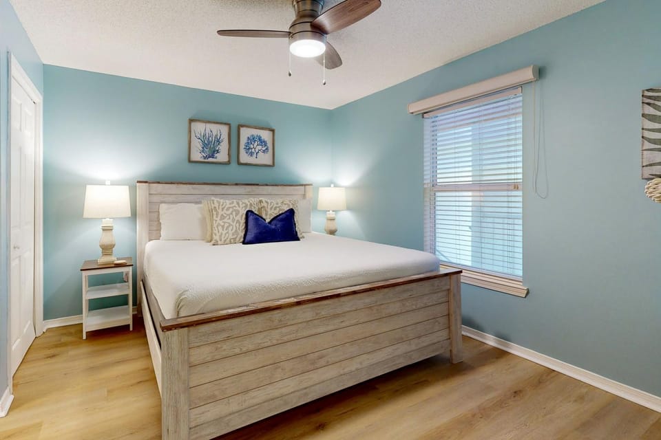 Coastal condo with free WiFi on-site pool & hot tub - close to the Gulf sands House in South Walton County