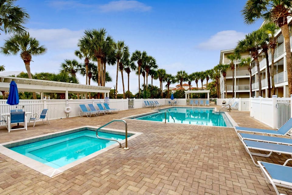 Coastal condo with free WiFi on-site pool & hot tub - close to the Gulf sands House in South Walton County