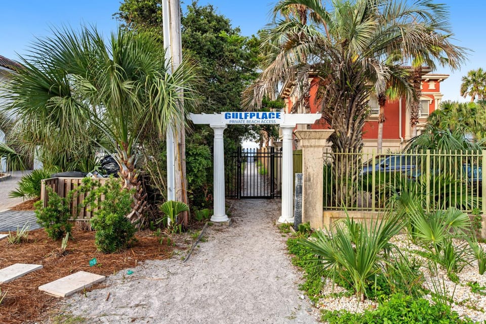 Spacious townhouse with community pools and hot tub access House in South Walton County