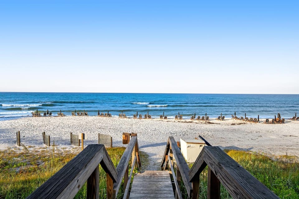 Lovely condo on the Gulf of Mexico with private balcony shared pool & tennis Apartment in South Walton County