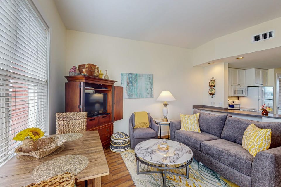 Bright condo near shopping & restaurants with tennis & shared pool Apartment in South Walton County