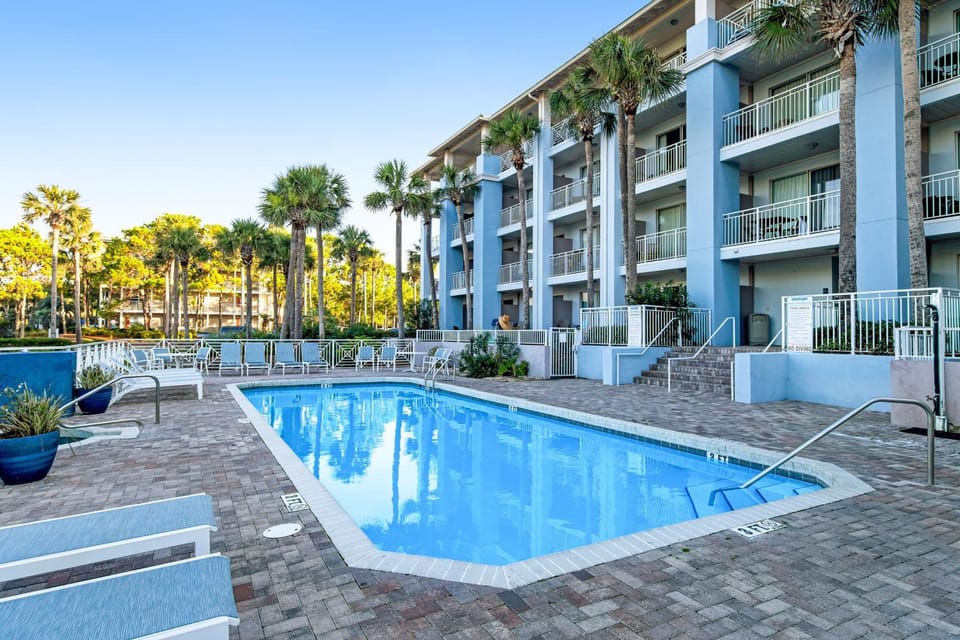 Bright condo near shopping & restaurants with tennis & shared pool Apartment in South Walton County