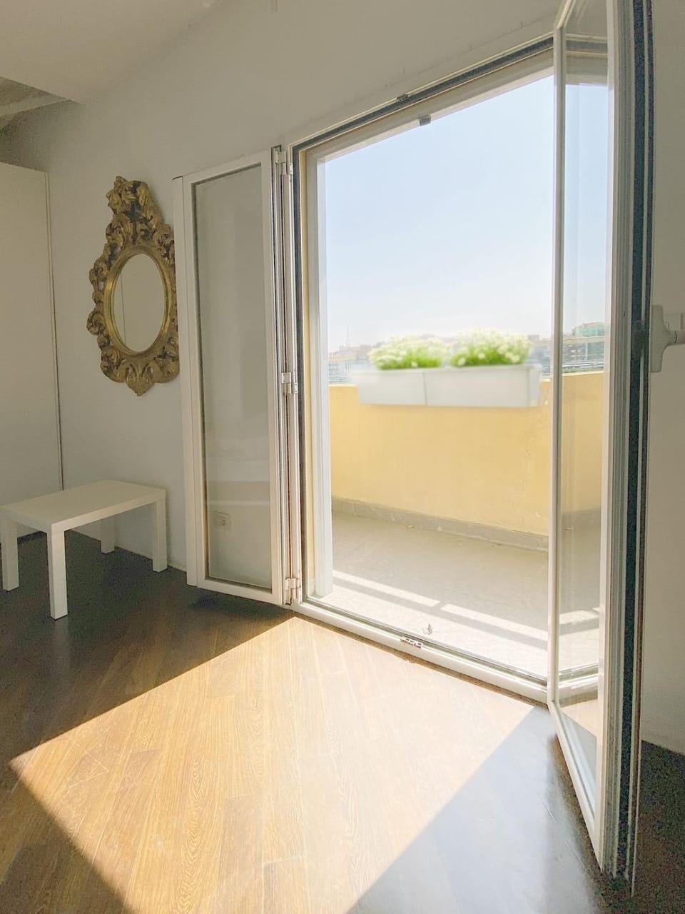 Bright studio apartment with balcony near the Central Station Apartment in Milan