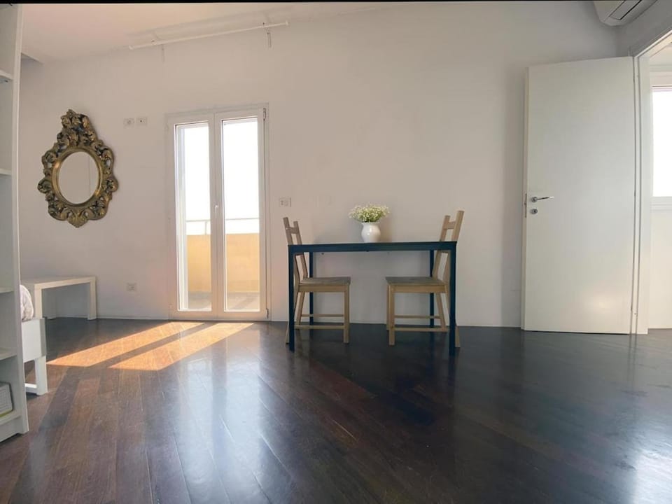 Bright studio apartment with balcony near the Central Station Apartment in Milan